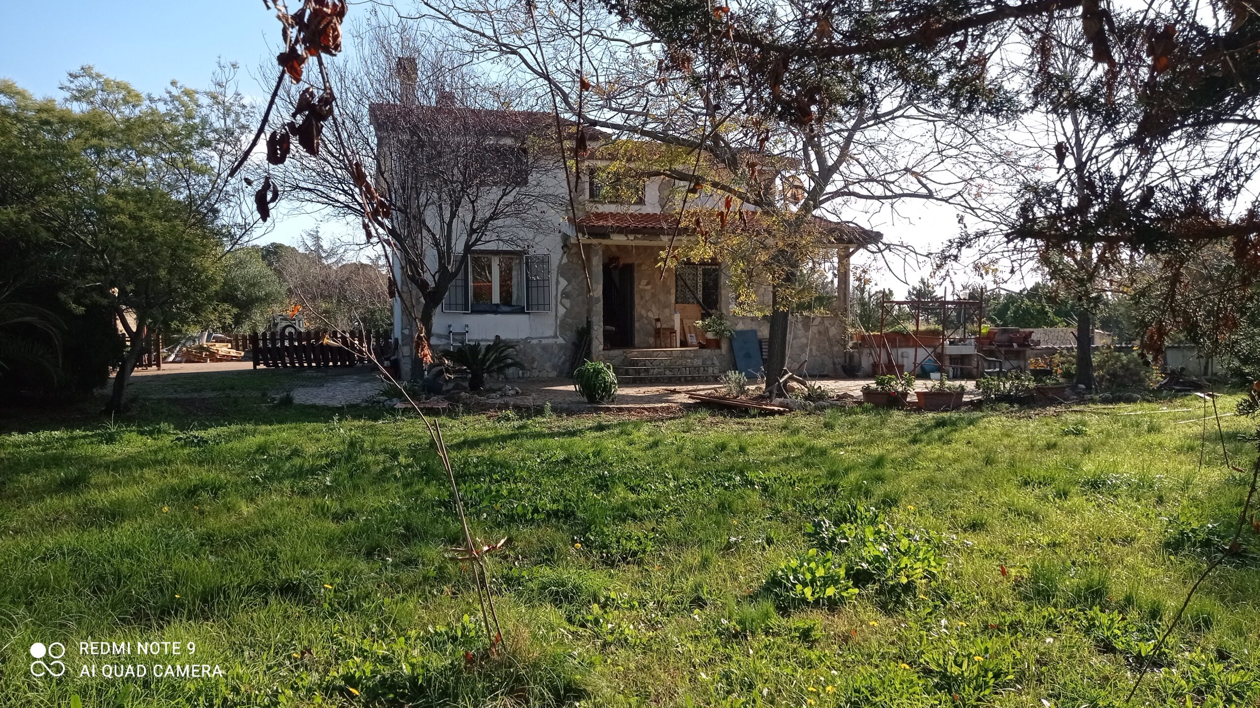 Villa surrounded by greenery one km from the sea